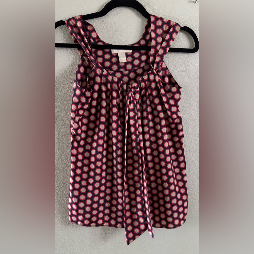 Banana Republic Women’s Sleeveless Blouse Sz XS Purple W/tan & red circle print